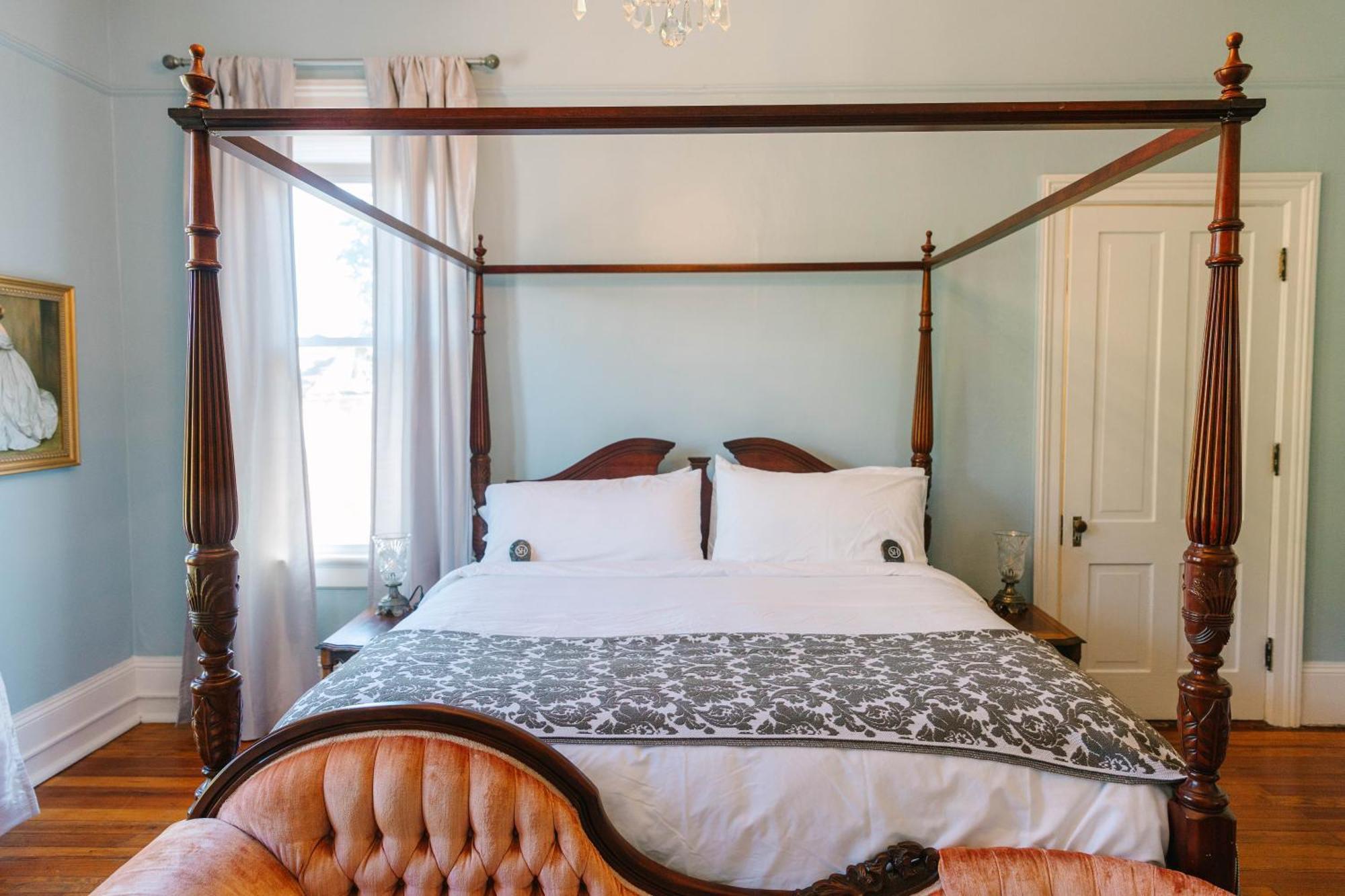 Stanley House Inn Marietta Room photo